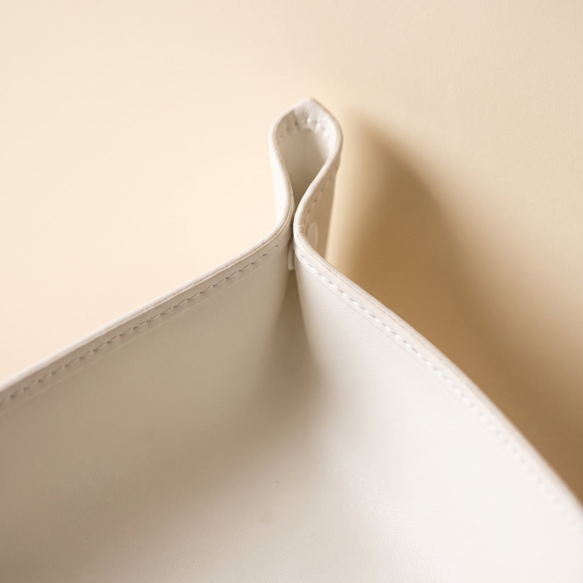 Easy Clean Pet Food Mat Tray – close-up of the stitched edge