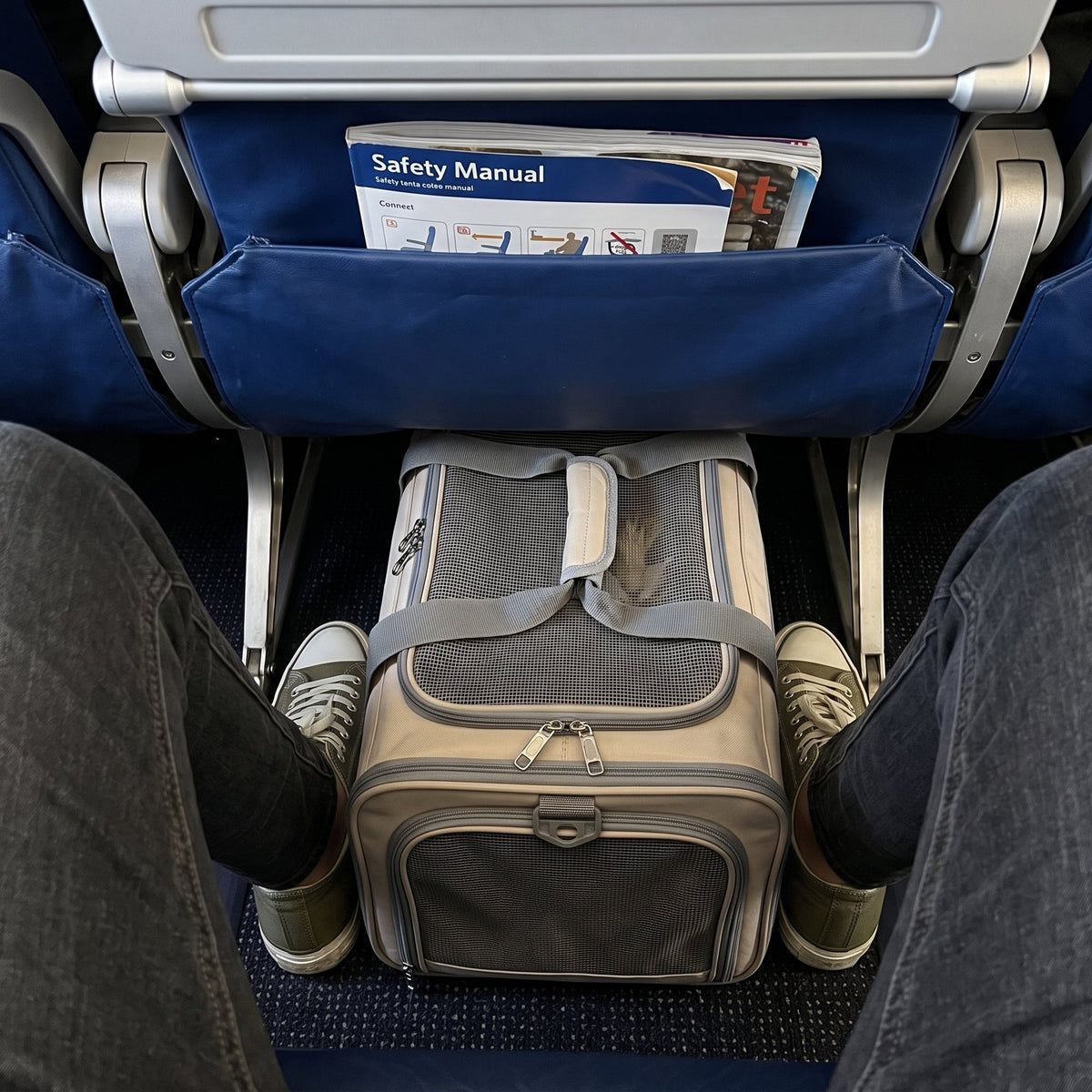 Zupawlio pet carrier placed under an airplane seat